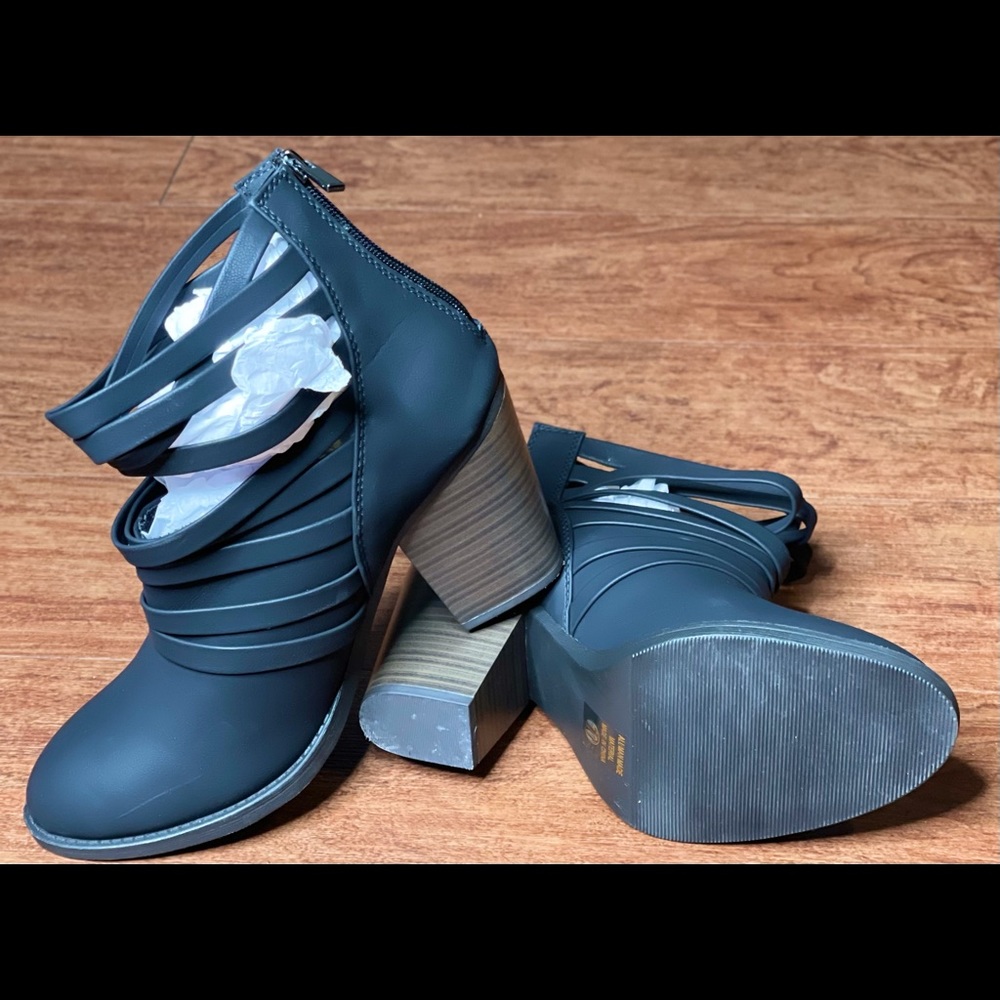 NWOT: Women’s Black Leather Booties - Picture 6 of 7